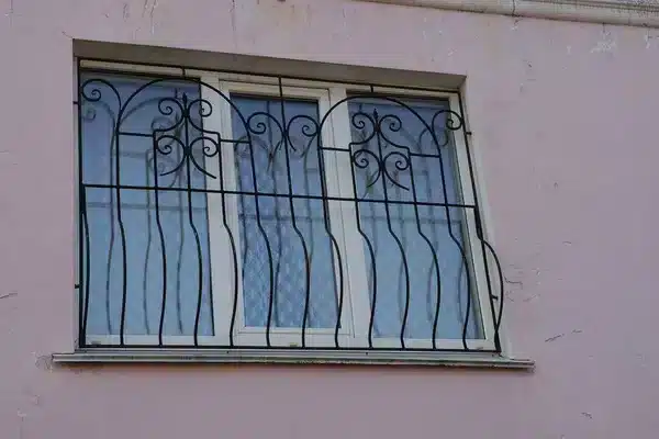 Fenêtre avec grille décorative noire