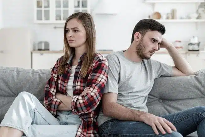Couple en froid lors d'une dispute silencieuse
