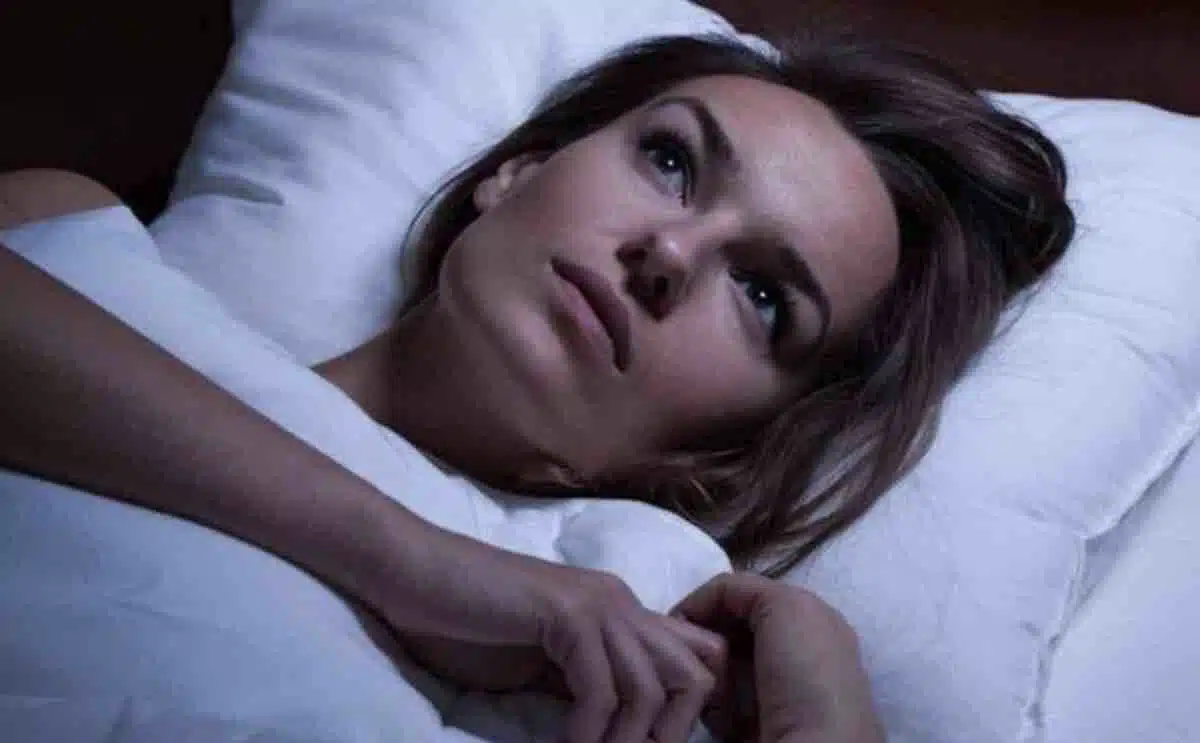 Personne méditant la nuit