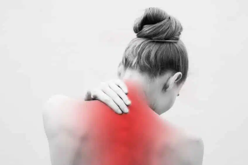 Femme massant son haut du dos