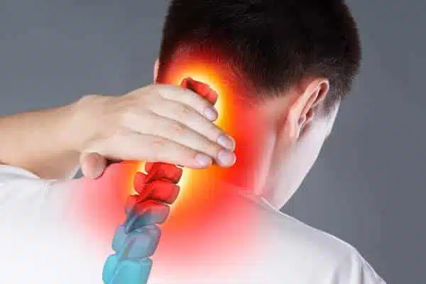Personne massant sa nuque