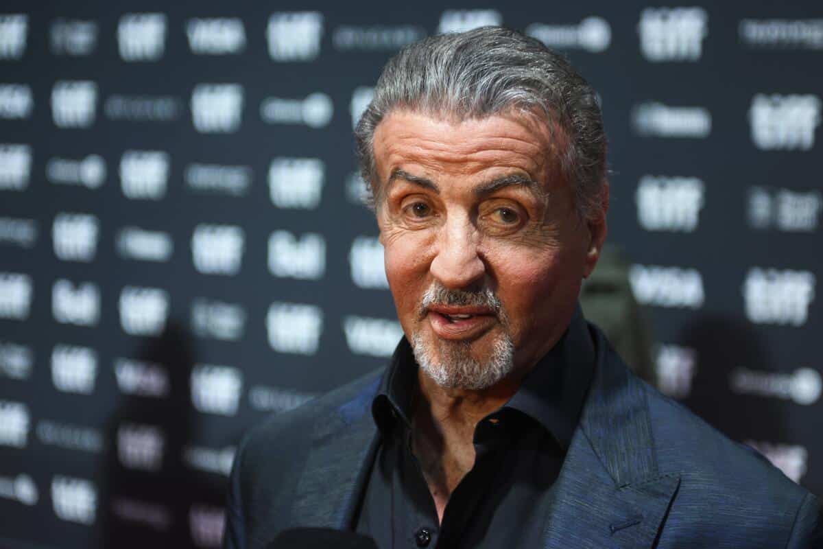 Stallone souriant, symbole de résilience