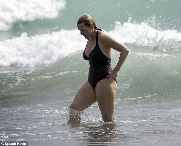 Kate Winslet en smoking blanc aux Golden Globes