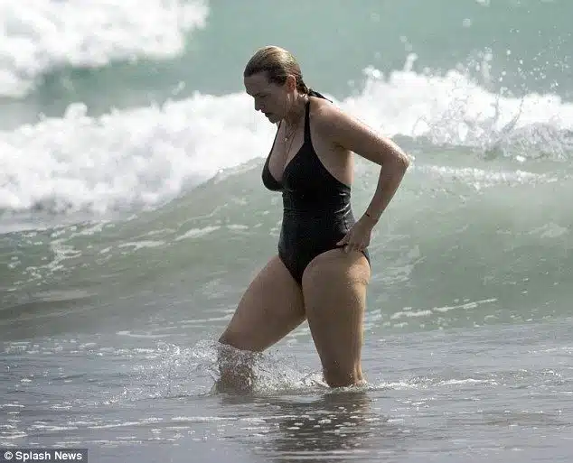 Kate Winslet en smoking blanc aux Golden Globes