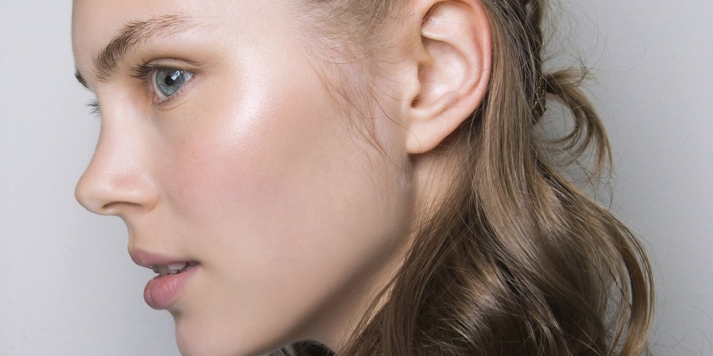 Femme au teint lumineux après un soin