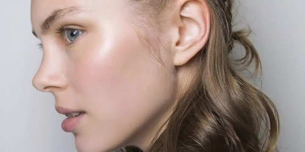 Femme au teint lumineux après un soin