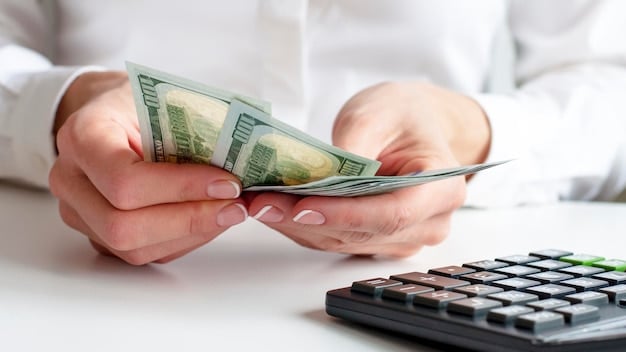 Femme calculant son épargne avec une expression concentrée