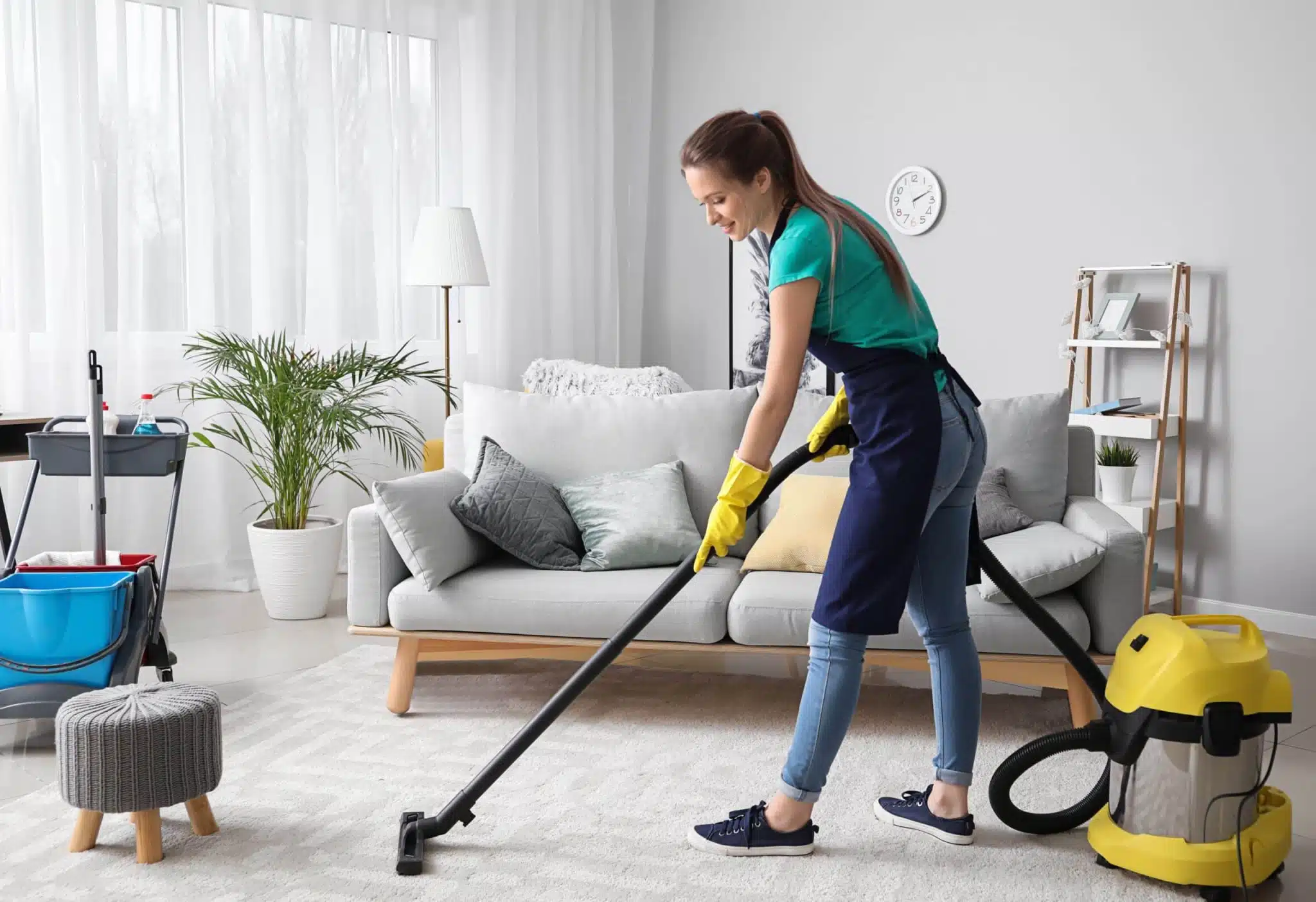 Femme souriante en train de nettoyer sa maison