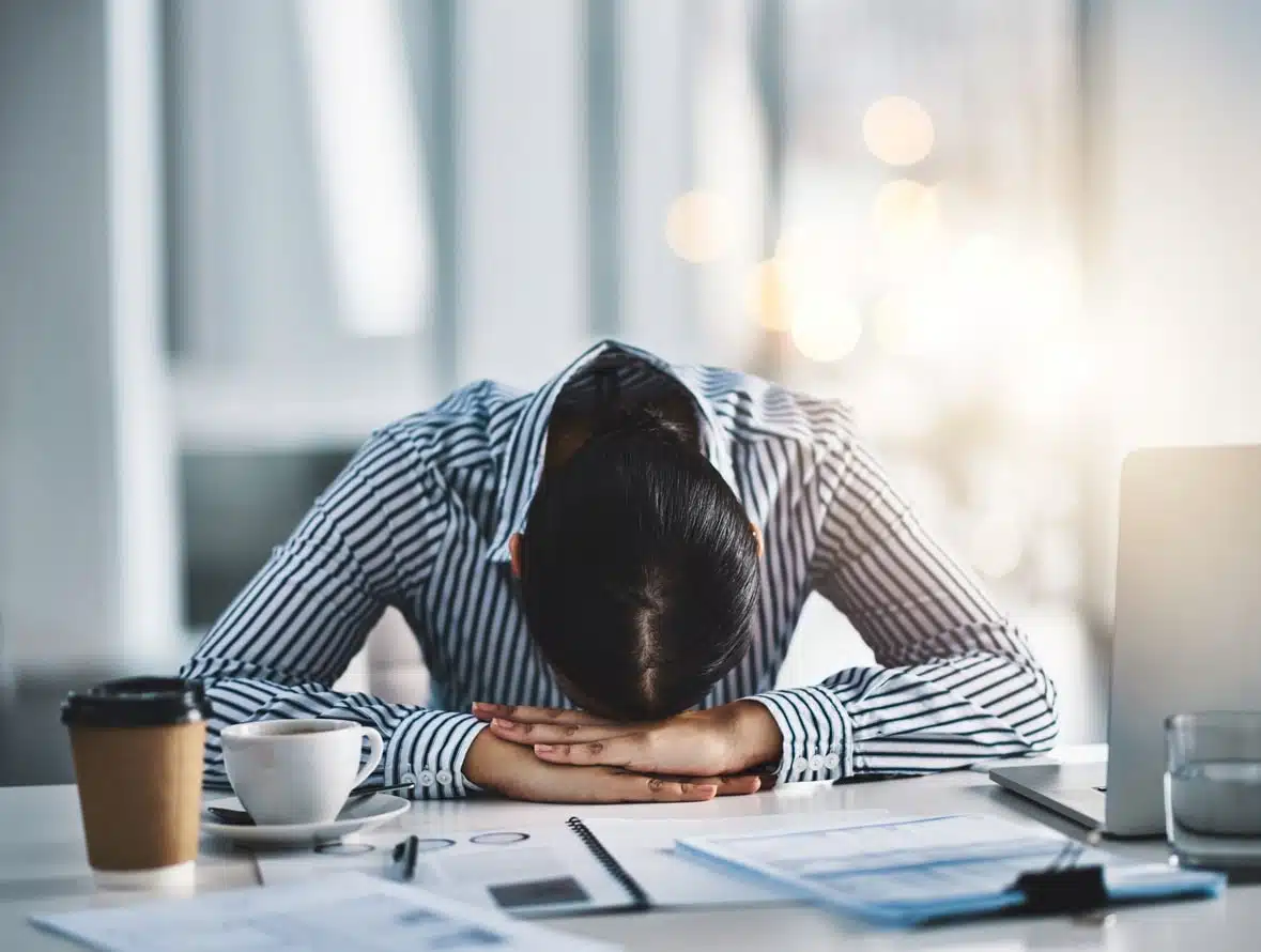 Femme épuisée au travail