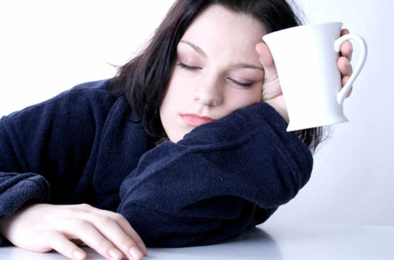 Femme épuisée sur son lit