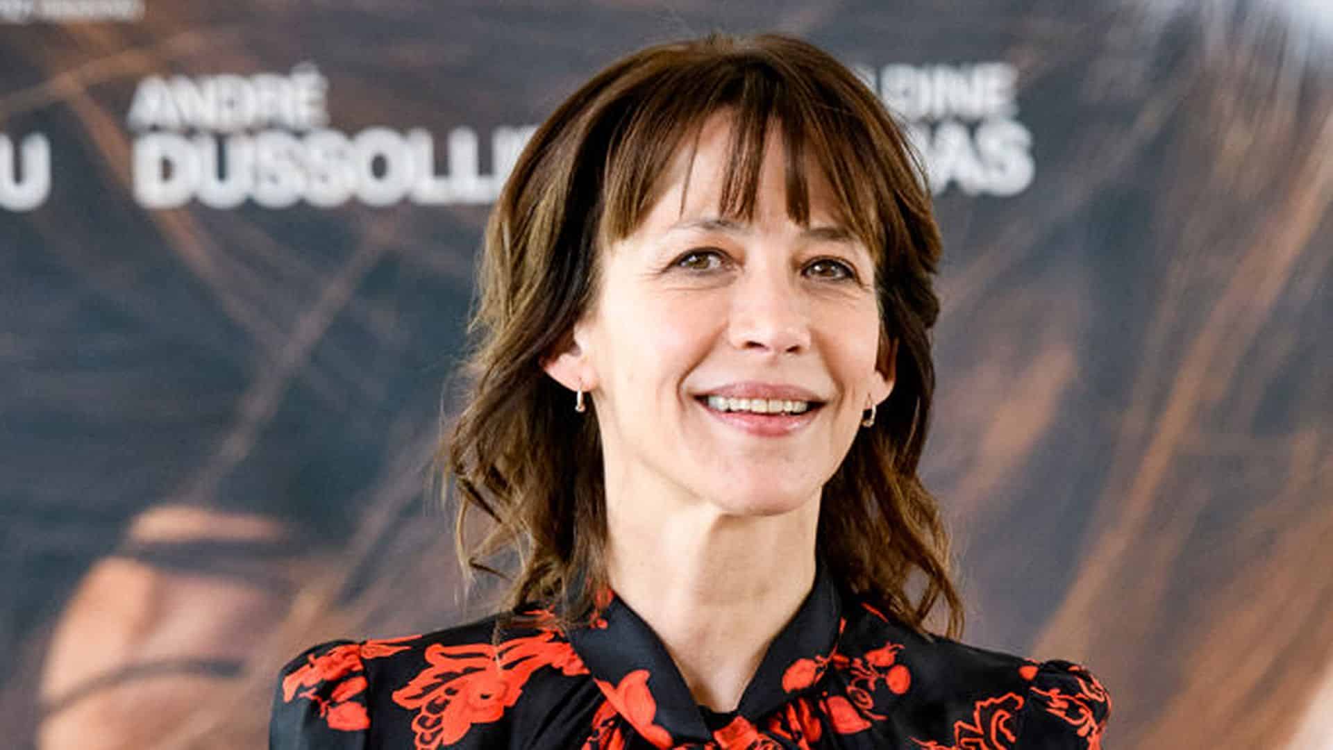 Sophie Marceau en plan rapproché, intense et réfléchie