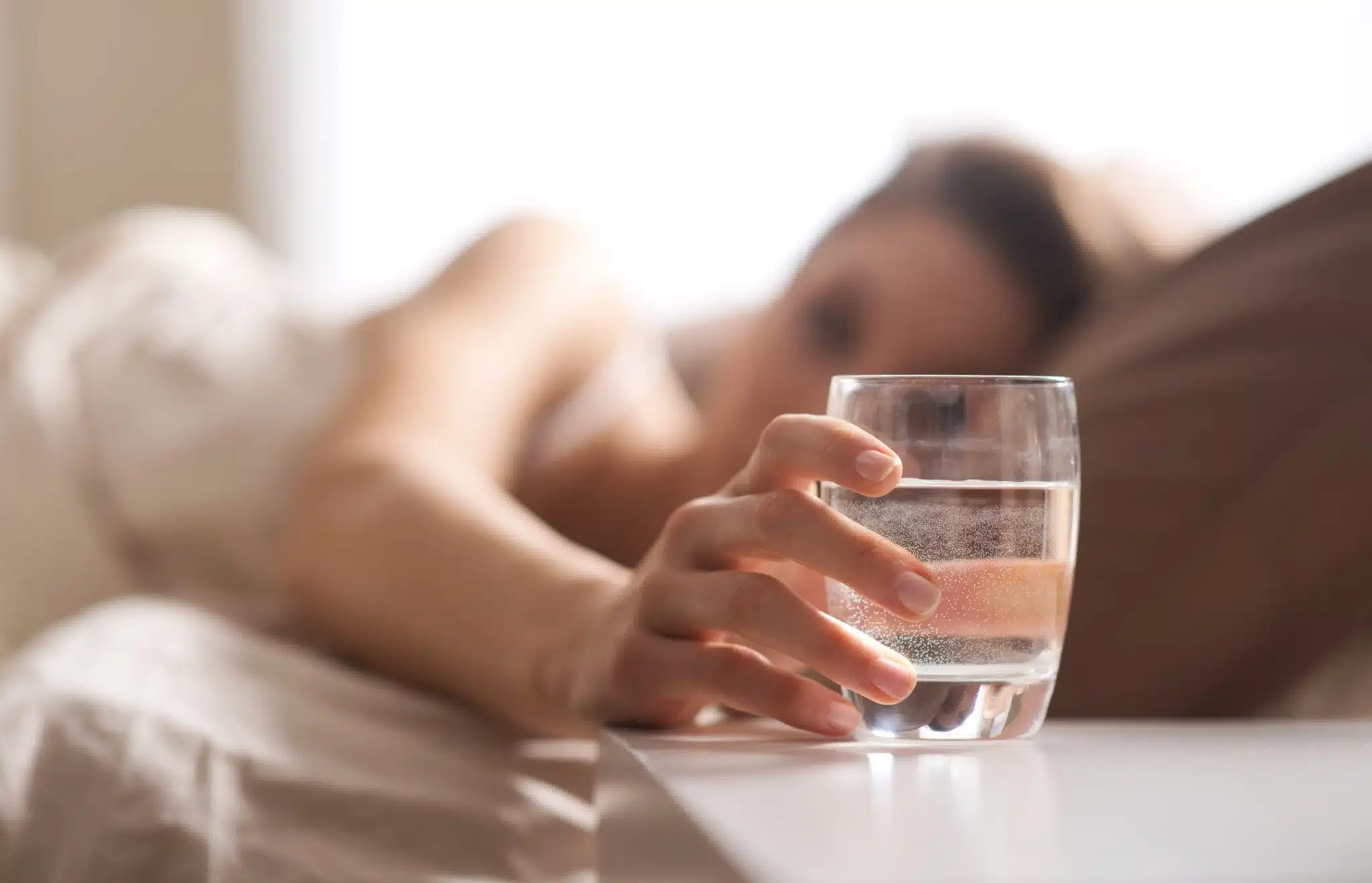 Personne buvant de l'eau régulièrement