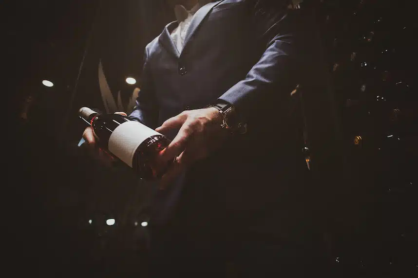 Bouteille de vin refroidissant dans la glace