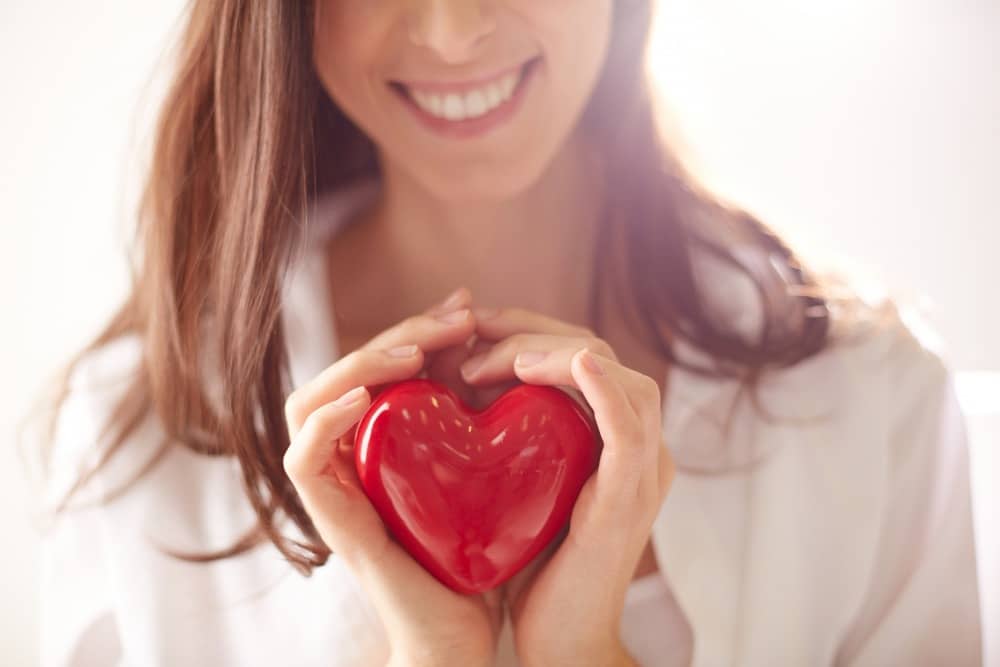 Femme regardant tendrement son partenaire