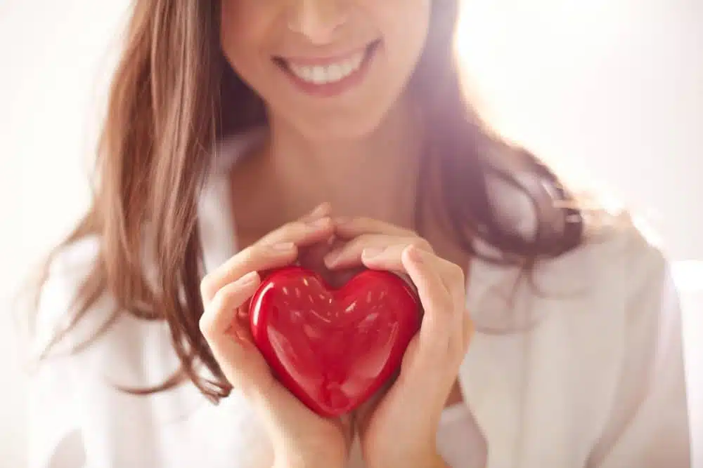 Femme regardant tendrement son partenaire