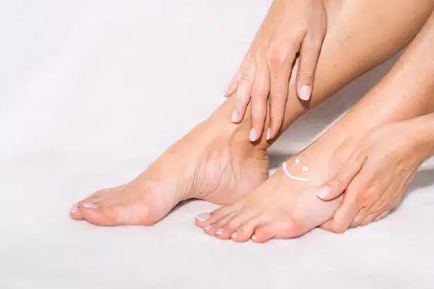 Application de soin hydratant sur les jambes
