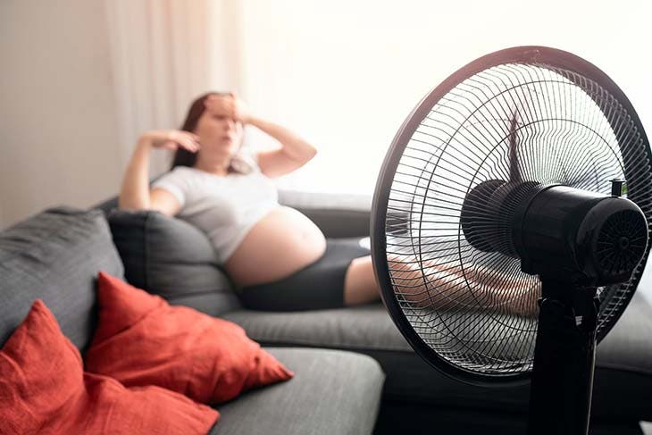 Une femme enceinte qui a chaud 