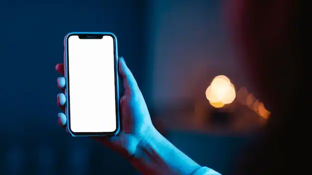 Femme tenant un smartphone avec une expression intriguée