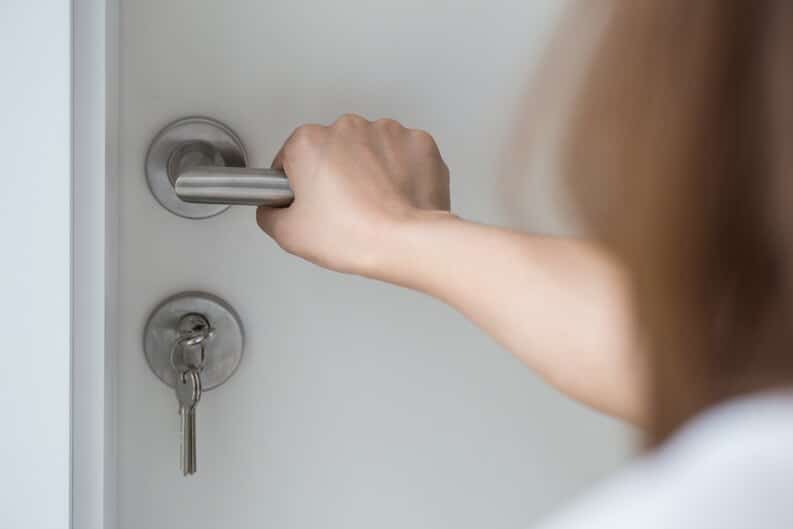 Femme ouvrant une porte à un enfant