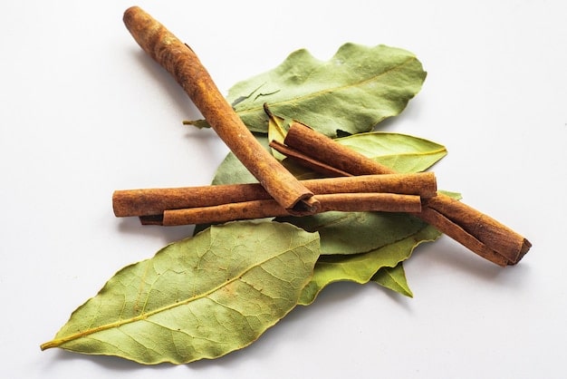 Feuilles de laurier séchées et bâtons de cannelle
