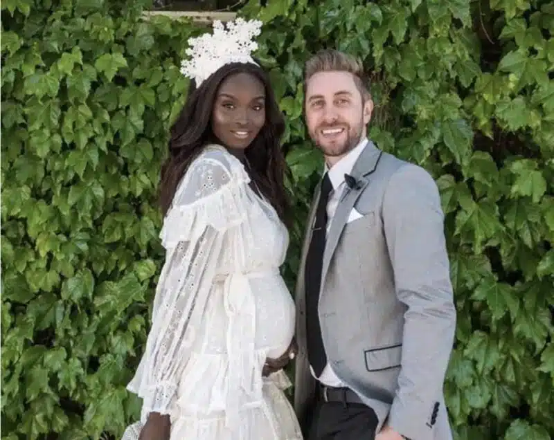 Nikki et Jammie échangeant un regard complice