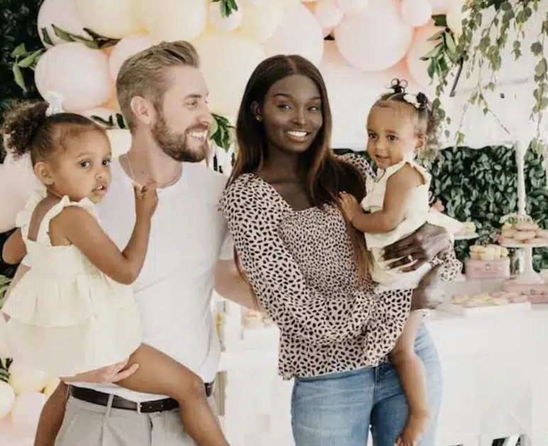 Nikki, Jammie et leurs deux filles souriantes