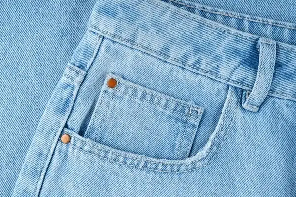 Jean bleu avec petite poche avant visible