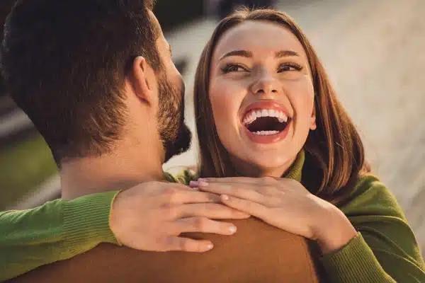 Couple heureux se tenant la main