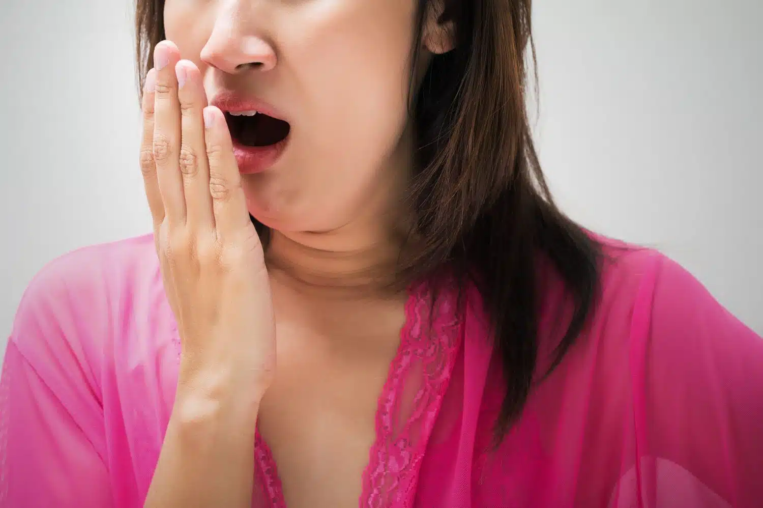 Femme se couvrant la bouche avec la main
