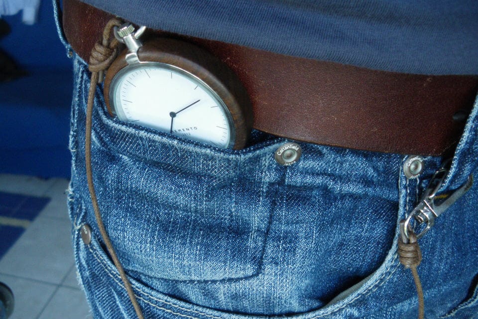 Montre de poche ancienne posée sur un jean déployé