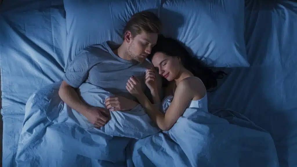 Couple enlacé dans son sommeil