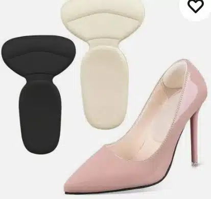 Chaussures vintage sur fond rouge