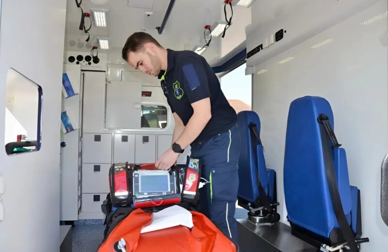 Équipe médicale intervenant en urgence