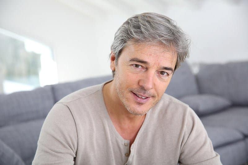 Homme souriant et épanoui vers 50 ans