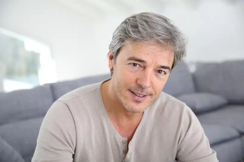 Homme souriant et épanoui vers 50 ans