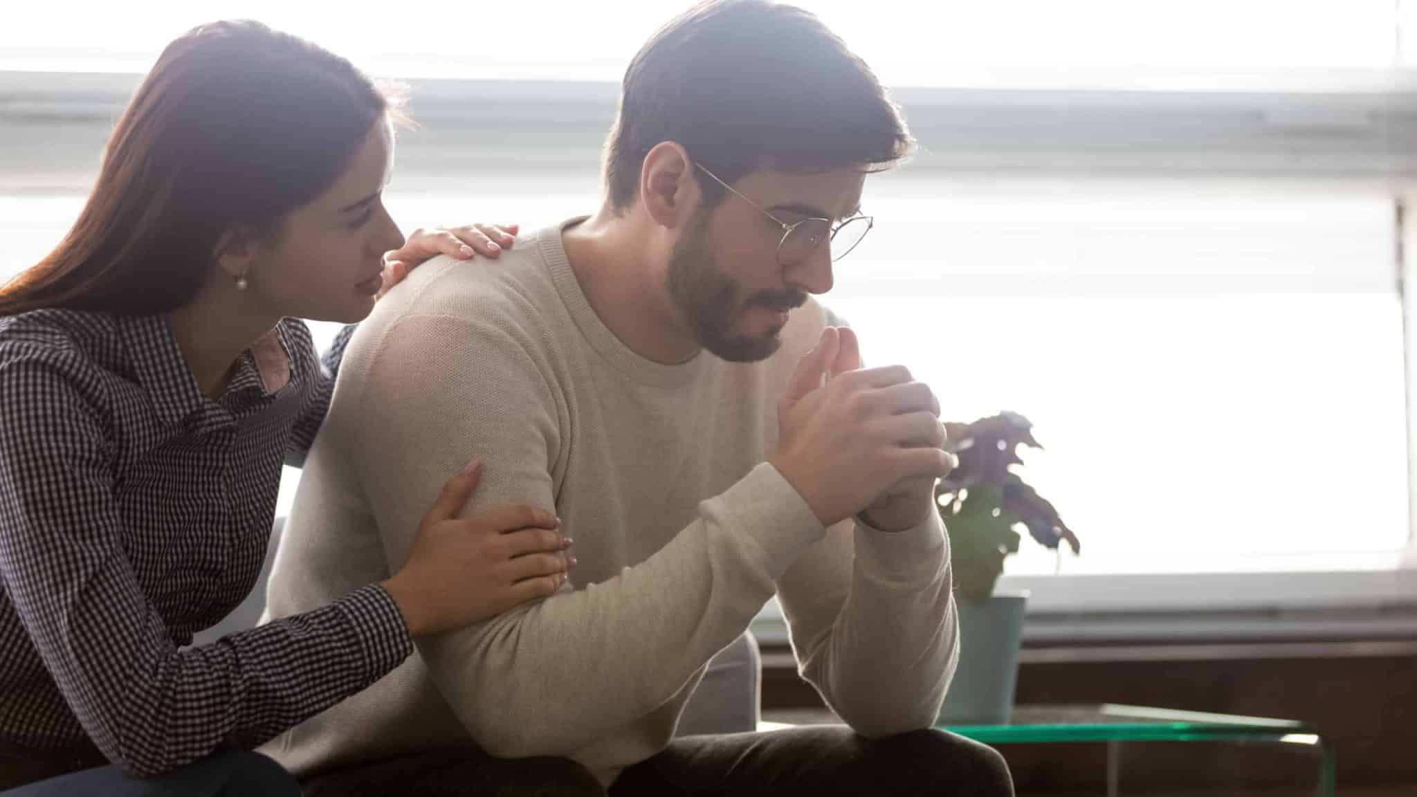 Couple s'encourageant mutuellement à sortir de sa zone de confort