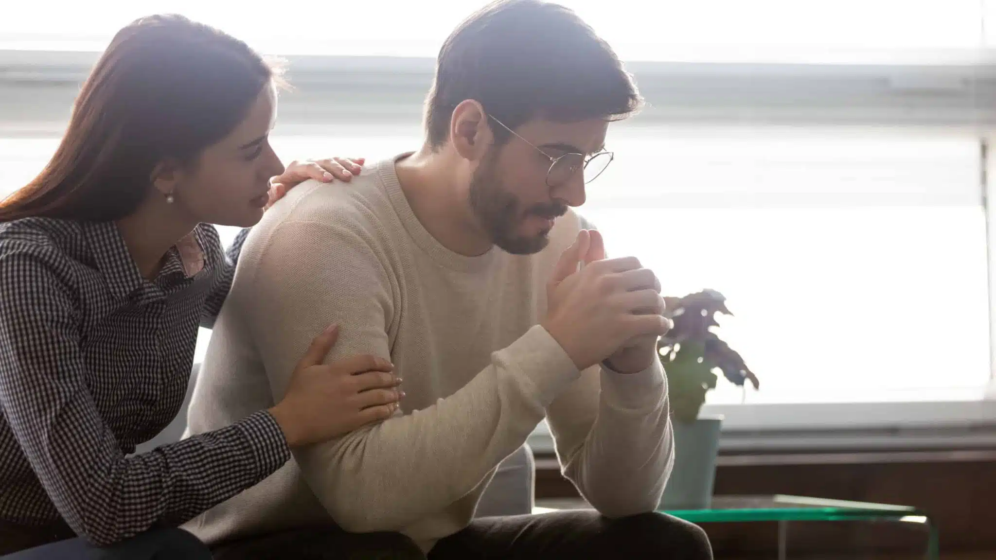 Couple s'encourageant mutuellement à sortir de sa zone de confort