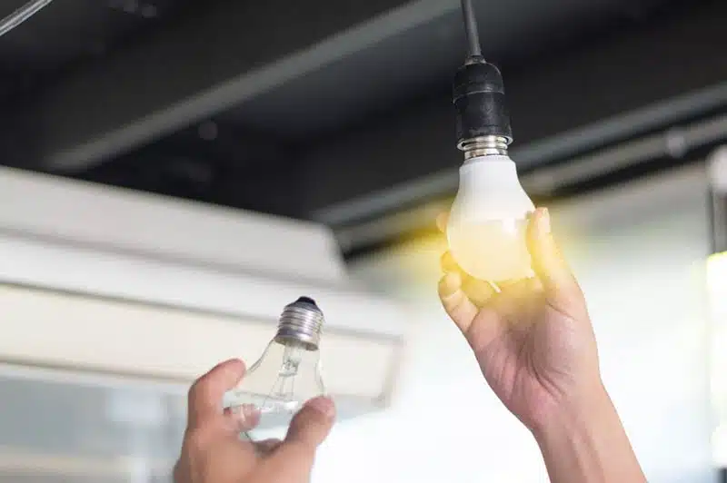 Comparaison avant/après modification d'ampoule LED
