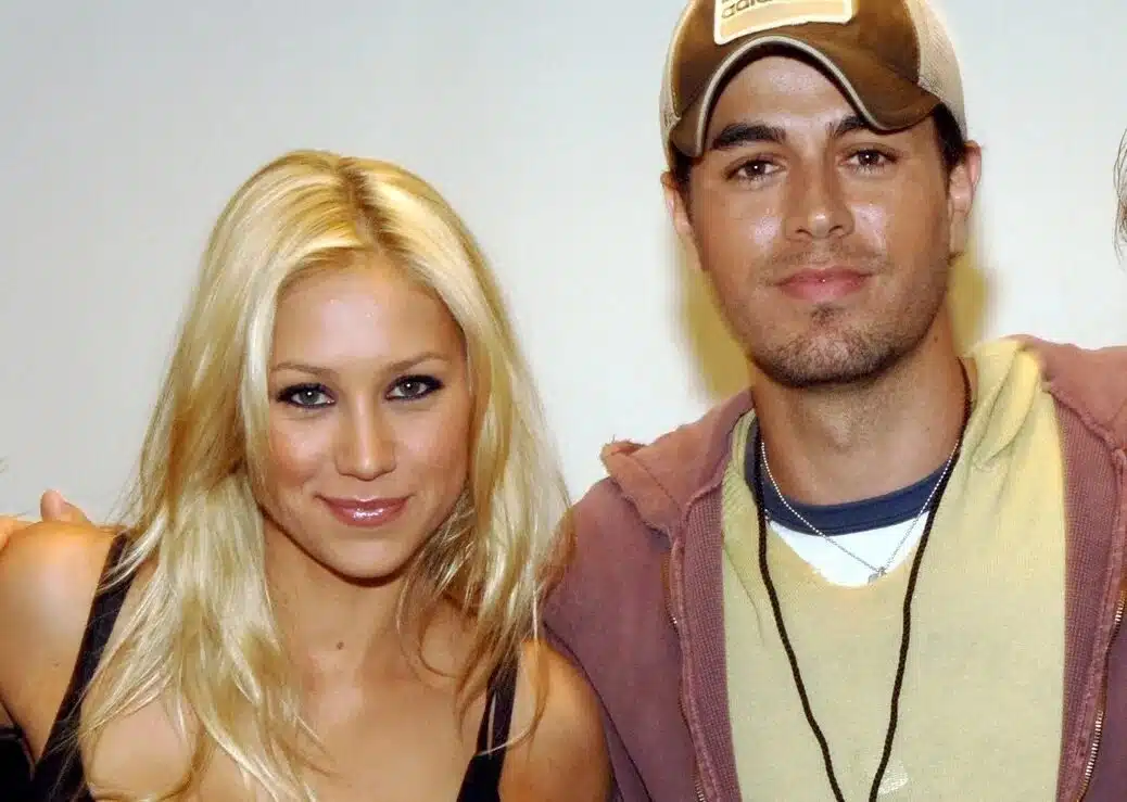 Enrique Iglesias et Anna Kournikova souriants en couple