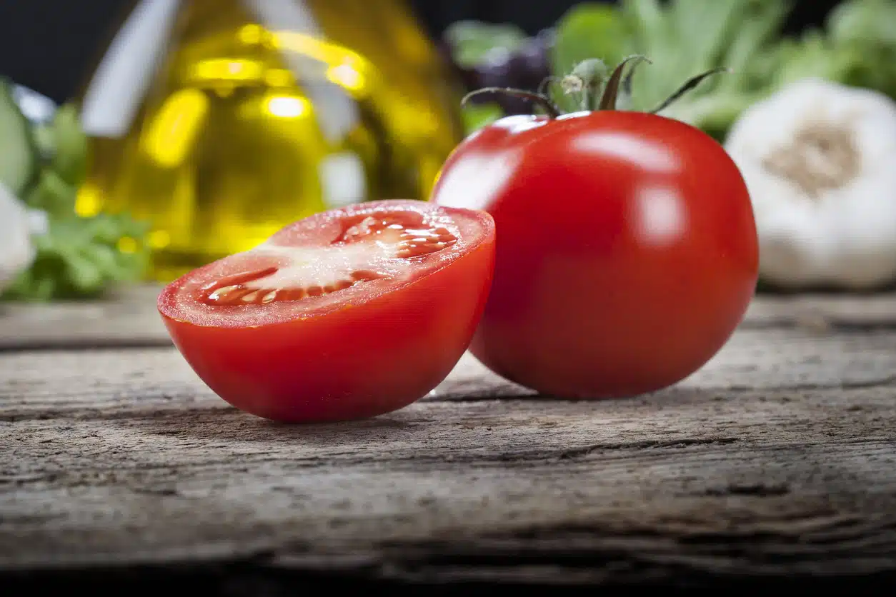 Tomates fraîches coupées en morceaux
