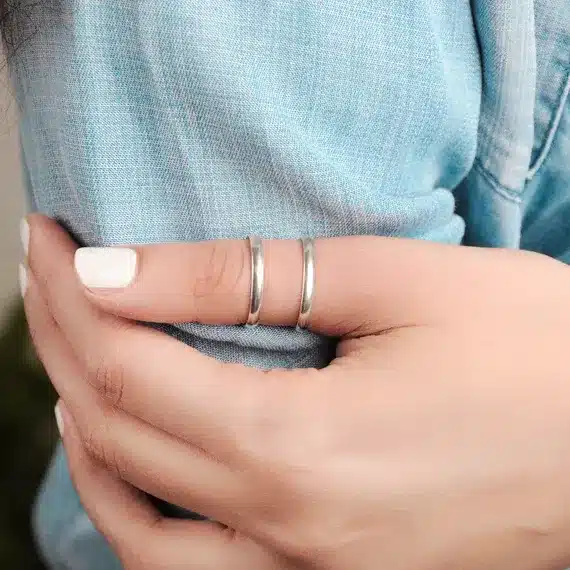 Bague de pouce élégante pour femme, symbolisant force et liberté