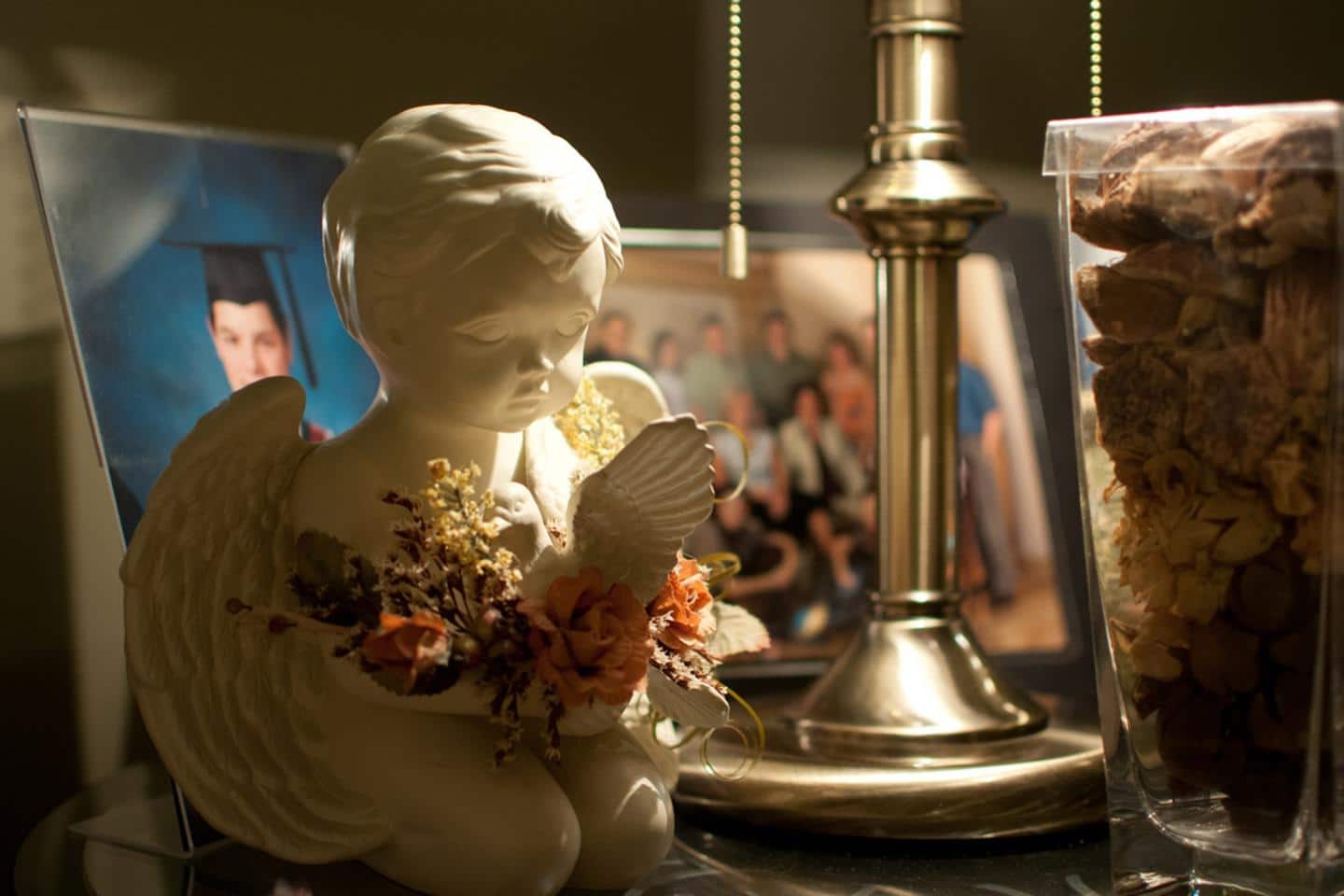 Illustration d'une personne entourée d'effluves parfumés, symbolisant les souvenirs olfactifs