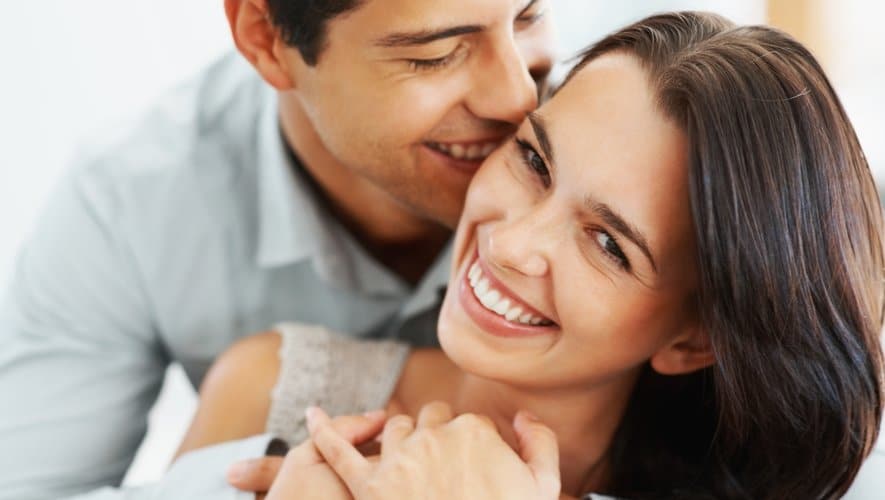 Femme écoutant un homme lui parler avec attention