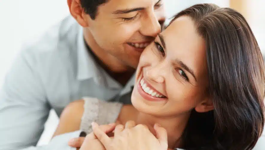 Femme écoutant un homme lui parler avec attention