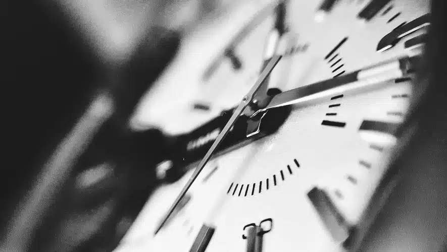 Femme éveillée la nuit regardant par la fenêtre