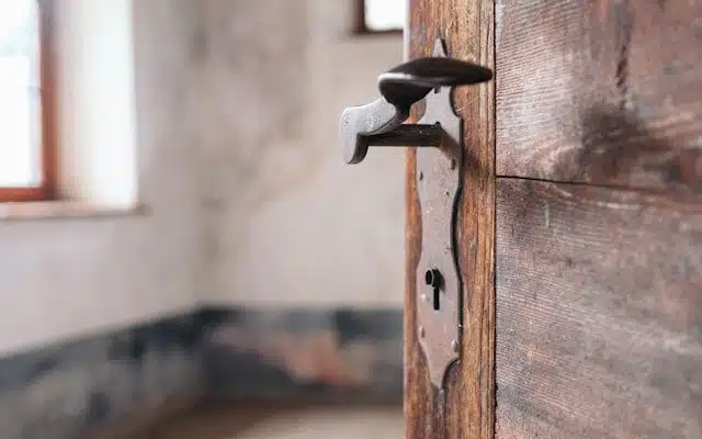 Pièce close avec clé au sol
