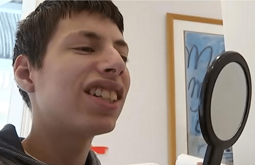 La famille d'Evan décidant de partager les dons