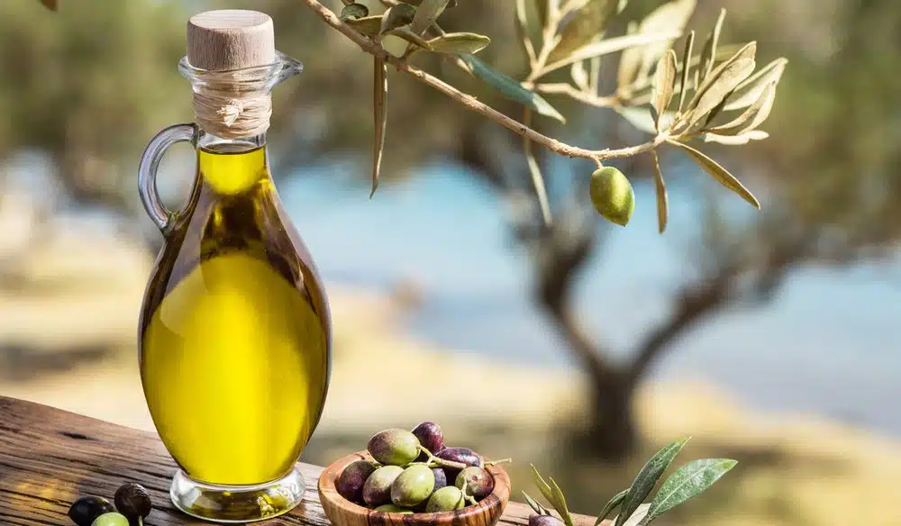 Bouteille d'huile d'olive et olives fraîches sur un fond neutre