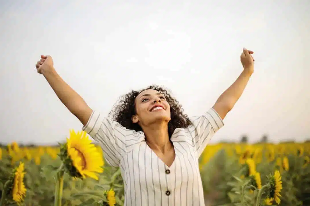 Femme souriante et détendue
