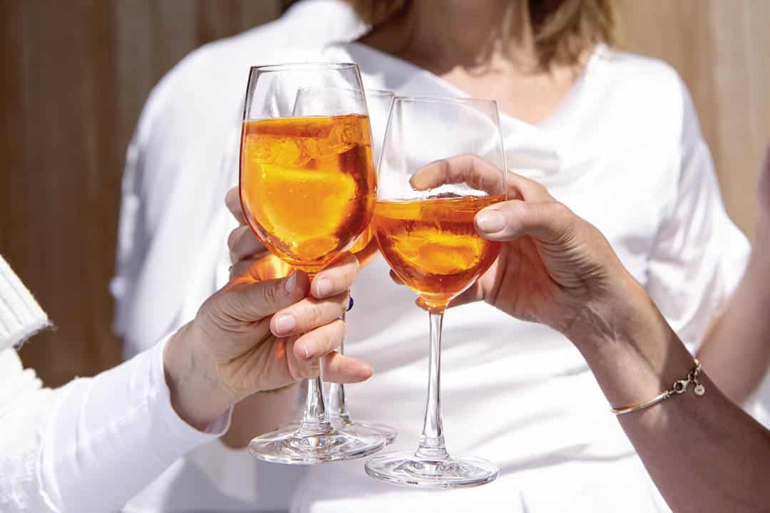 Verre d'eau pétillante avec citron
